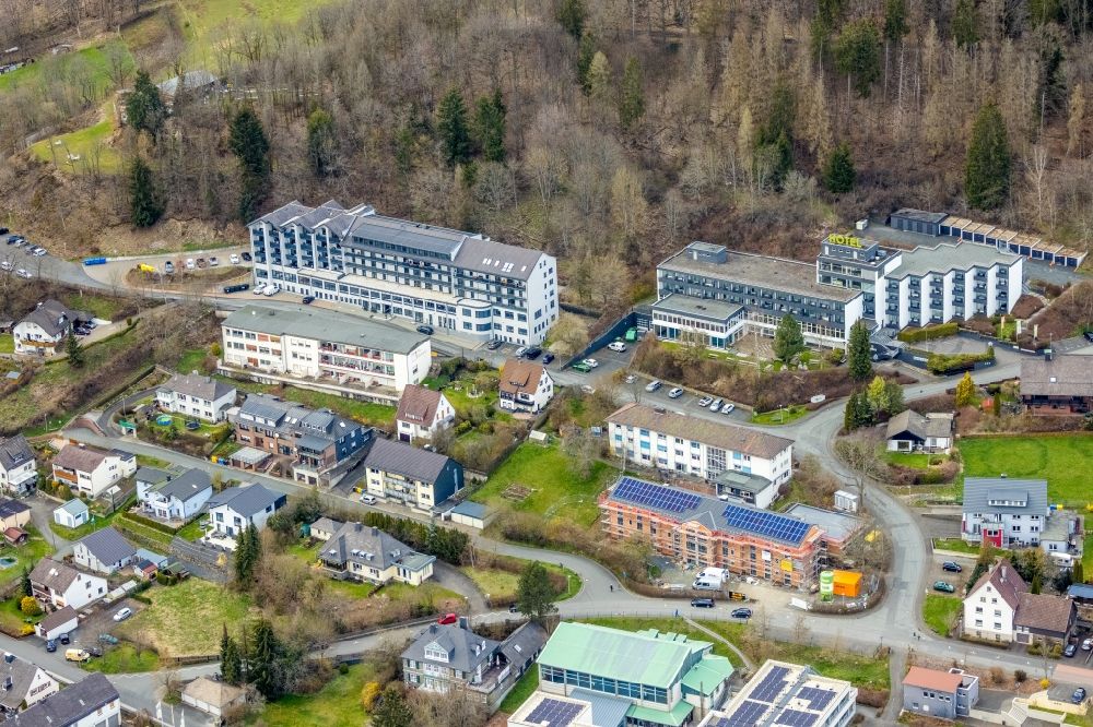 Bad Laasphe aus der Vogelperspektive: Gebäudekomplex der Hotelanlage Hotel AM Fang in Bad Laasphe im Bundesland Nordrhein-Westfalen, Deutschland