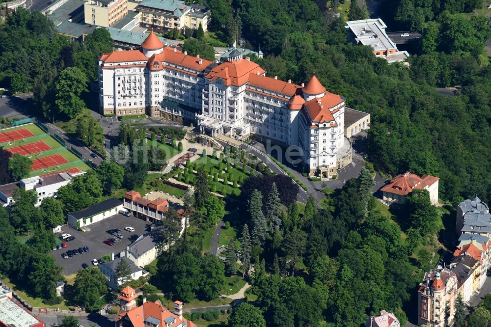 Karlovy Vary - Karlsbad aus der Vogelperspektive: Gebäudekomplex der Hotelanlage Hotel Imperial in Karlovy Vary - Karlsbad in Cechy - Böhmen, Tschechien