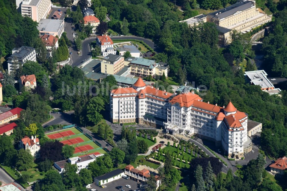 Luftbild Karlovy Vary - Karlsbad - Gebäudekomplex der Hotelanlage Hotel Imperial in Karlovy Vary - Karlsbad in Cechy - Böhmen, Tschechien