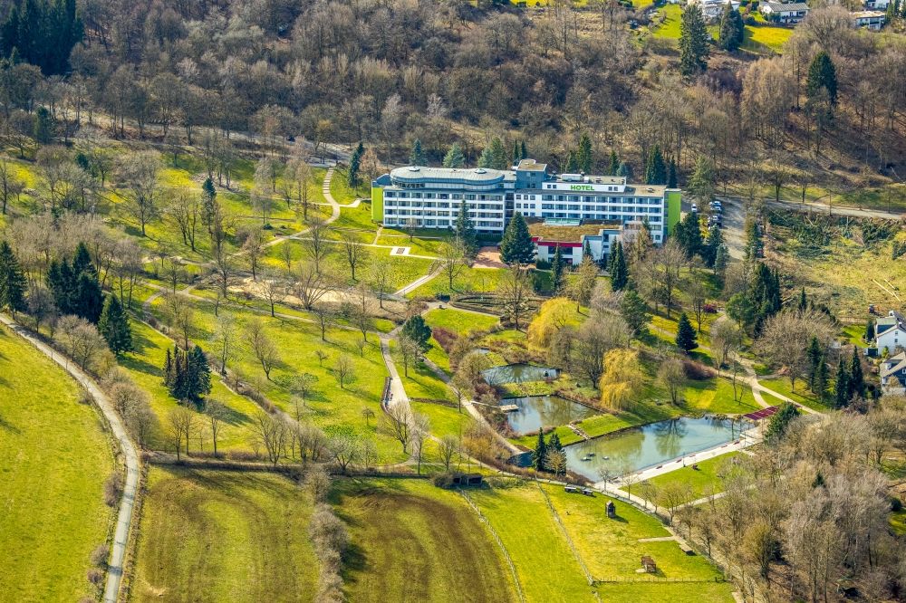 Luftbild Brilon - Gebäudekomplex der Hotelanlage Hotel am Kurpark am Hellehohlweg in Brilon im Bundesland Nordrhein-Westfalen, Deutschland