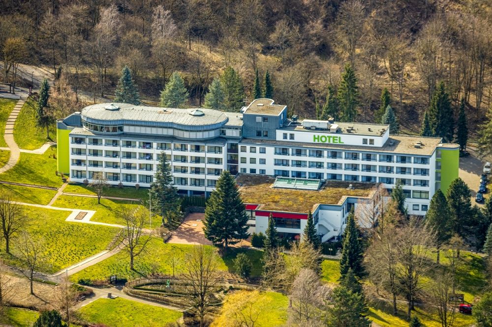 Luftaufnahme Brilon - Gebäudekomplex der Hotelanlage Hotel am Kurpark am Hellehohlweg in Brilon im Bundesland Nordrhein-Westfalen, Deutschland