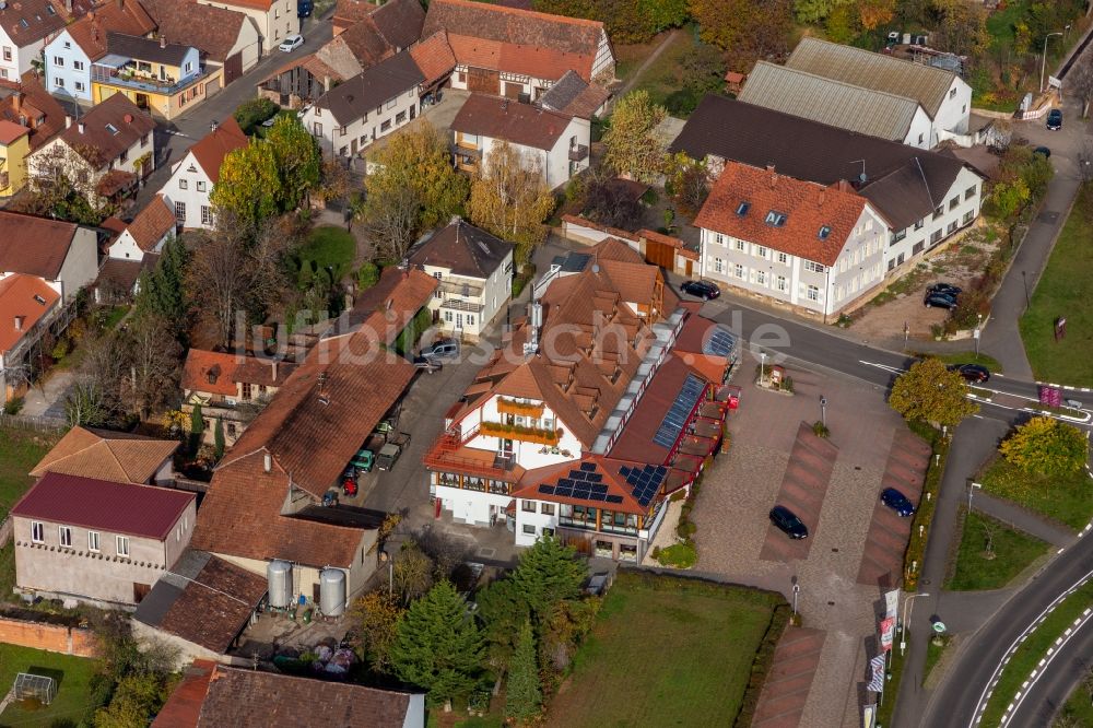 Luftaufnahme Schweigen - Gebäudekomplex der Hotelanlage Hotel Restaurant Schweigener Hof in Schweigen im Bundesland Rheinland-Pfalz, Deutschland