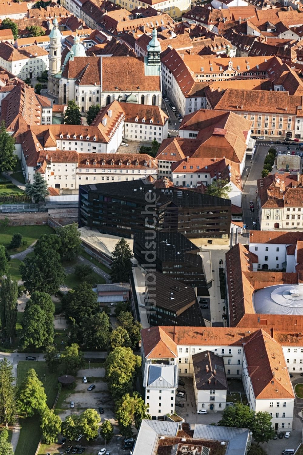 Luftaufnahme Graz - Gebäudekomplex der Hotelanlage NH Hotel am Stadtpark in Graz in Steiermark, Österreich