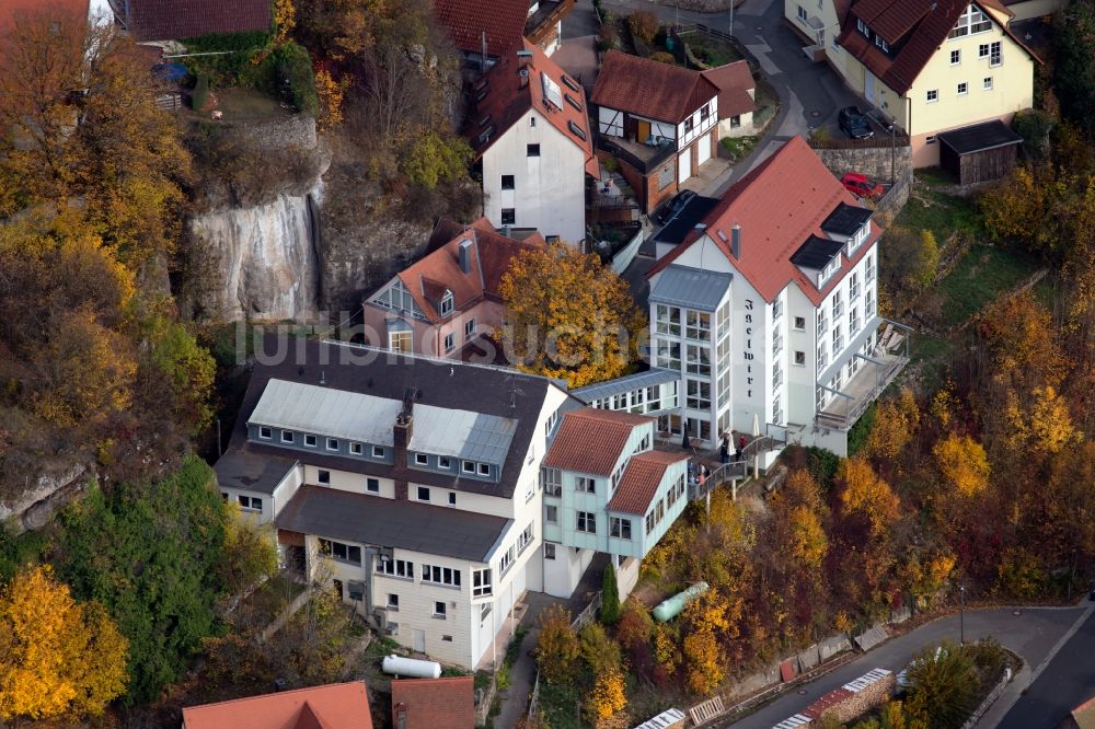 Schnaittach von oben - Gebäudekomplex der Hotelanlage Igelwirt im Ortsteil Schloßberg in Schnaittach im Bundesland Bayern, Deutschland