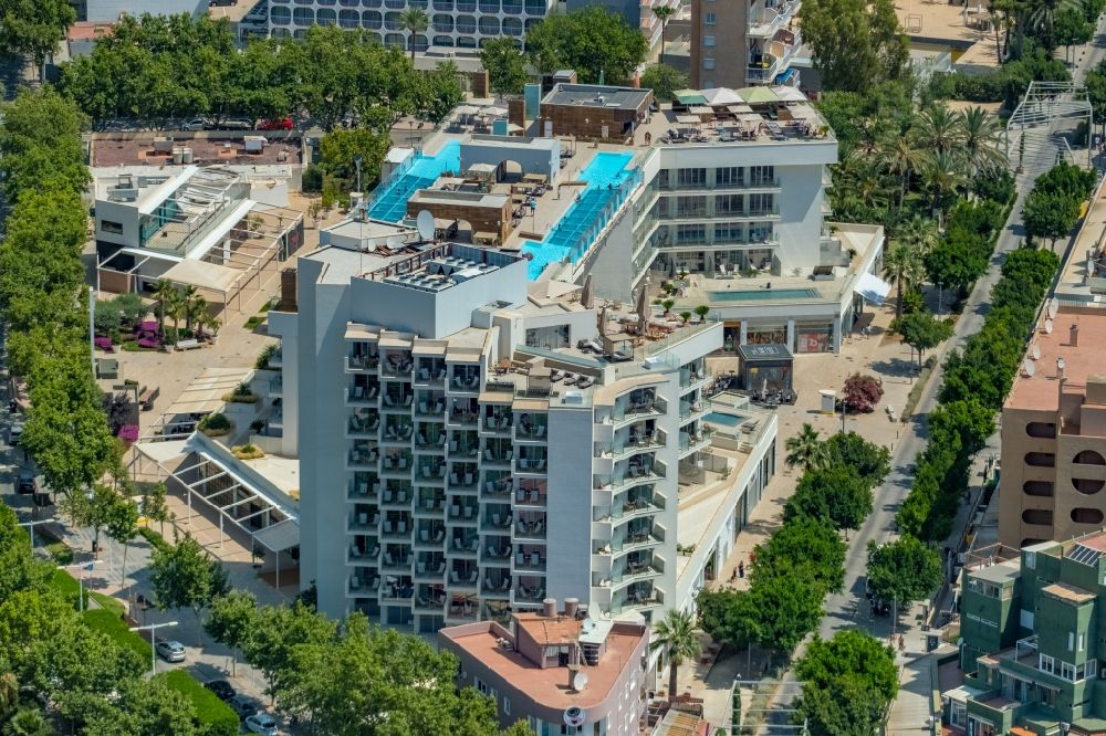 Calvia aus der Vogelperspektive: Gebäudekomplex der Hotelanlage des INNSiDE Calviá Beach mit Swimming Pool auf dem Dach an der Avinguda de l'Olivera in Calvia in Balearische Insel Mallorca, Spanien