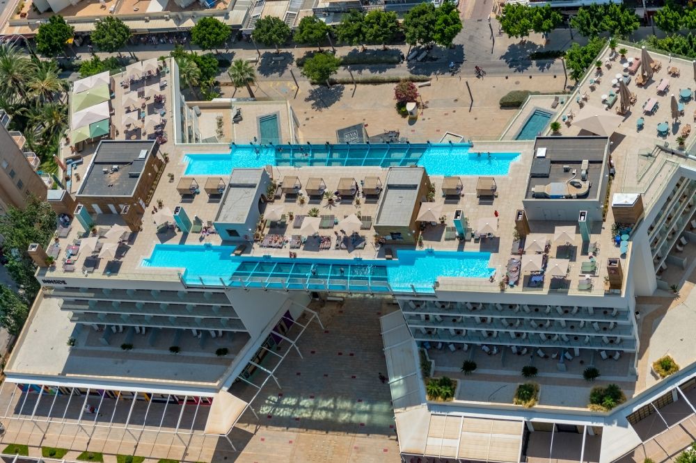 Luftaufnahme Calvia - Gebäudekomplex der Hotelanlage des INNSiDE Calviá Beach mit Swimming Pool auf dem Dach an der Avinguda de l'Olivera in Calvia in Balearische Insel Mallorca, Spanien