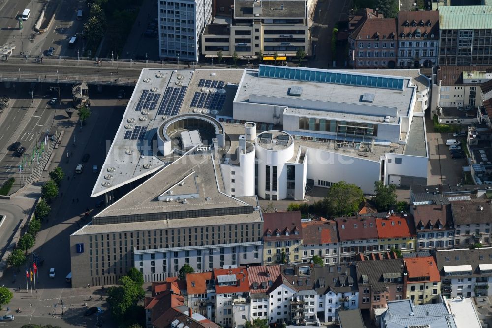 Luftbild Freiburg im Breisgau - Gebäudekomplex der Hotelanlage und das Konzerthaus Freiburg am Konrad-Adenauer-Platz in Freiburg im Breisgau im Bundesland Baden-Württemberg, Deutschland