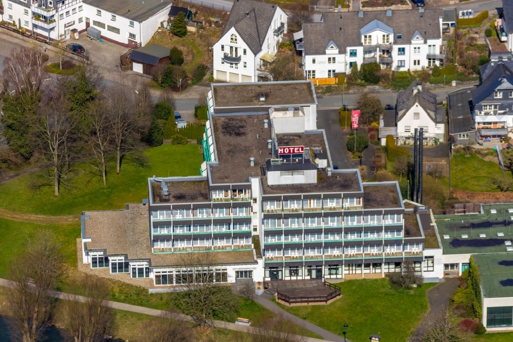 Luftaufnahme Olsberg - Gebäudekomplex der Hotelanlage Kurparkhotel Olsberg in Olsberg im Bundesland Nordrhein-Westfalen, Deutschland
