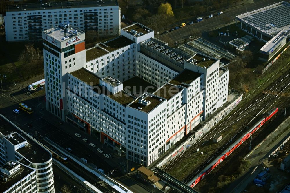 Luftaufnahme Berlin - Gebäudekomplex der Hotelanlage an der Landsberger Allee in Berlin, Deutschland