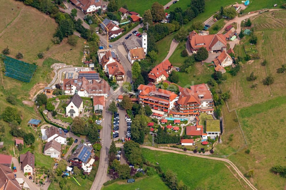 Luftaufnahme Brettental - Gebäudekomplex der Hotelanlage Ludinmuehle mit Ortskern von Brettental im Bundesland Baden-Württemberg, Deutschland