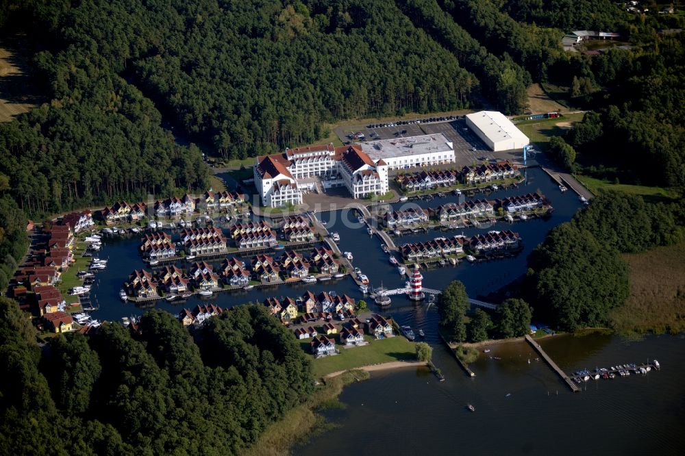 Luftbild Rheinsberg - Gebäudekomplex der Hotelanlage Maritim Hafenhotel Rheinsberg in Rheinsberg am Ufer des Rheinsberges Sees im Bundesland Brandenburg, Deutschland