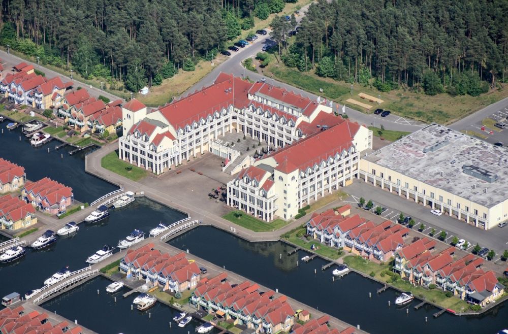 Luftaufnahme Rheinsberg - Gebäudekomplex der Hotelanlage Maritim Hafenhotel Rheinsberg am Ufer des Rheinsberges Sees im Bundesland Brandenburg, Deutschland
