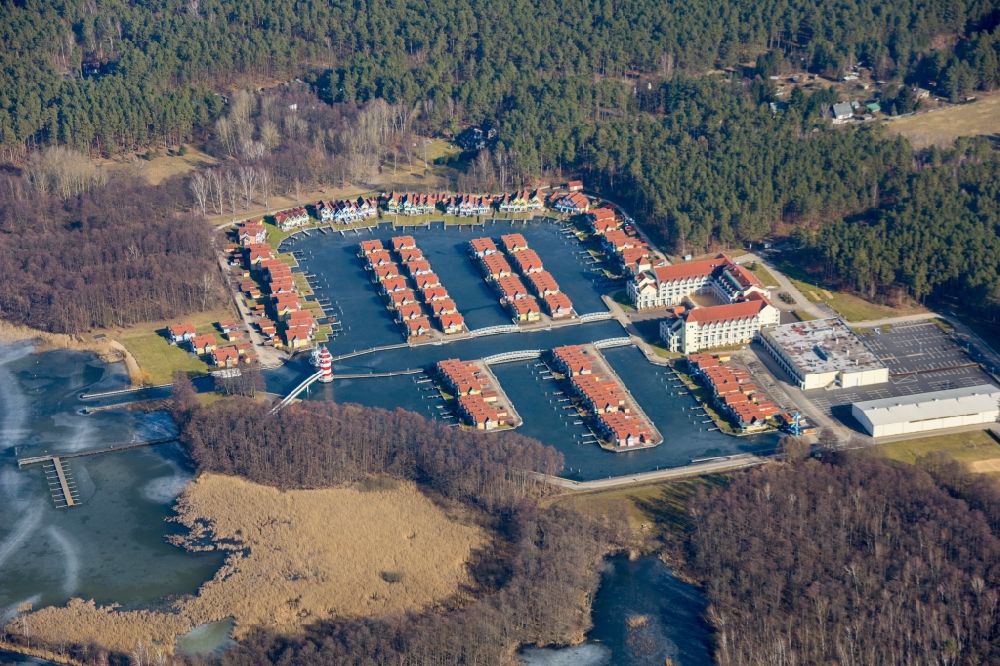 Luftbild Rheinsberg - Gebäudekomplex der Hotelanlage Maritim Hafenhotel Rheinsberg am Ufer des Rheinsberges Sees im Bundesland Brandenburg, Deutschland