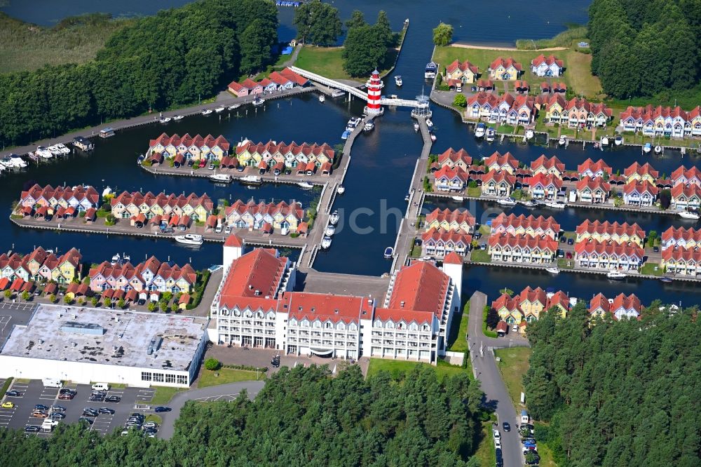 Luftaufnahme Rheinsberg - Gebäudekomplex der Hotelanlage Maritim Hafenhotel Rheinsberg am Ufer des Rheinsberges Sees im Bundesland Brandenburg, Deutschland