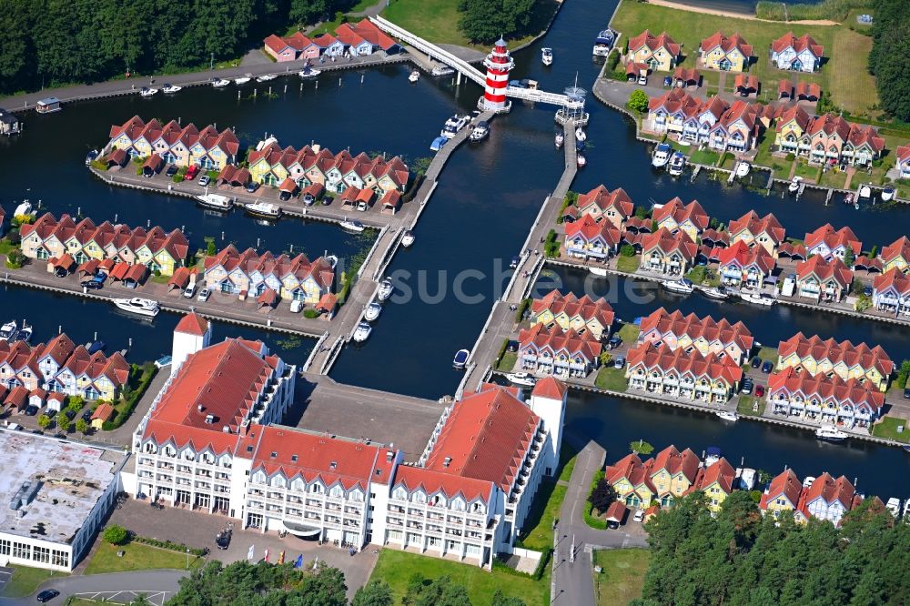 Rheinsberg von oben - Gebäudekomplex der Hotelanlage Maritim Hafenhotel Rheinsberg am Ufer des Rheinsberges Sees im Bundesland Brandenburg, Deutschland