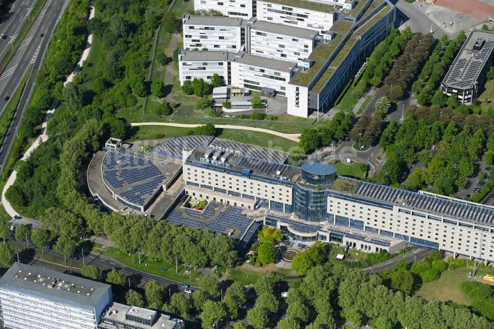 Bonn aus der Vogelperspektive: Gebäudekomplex der Hotelanlage Maritim Hotel Bonn im Bundesland Nordrhein-Westfalen, Deutschland