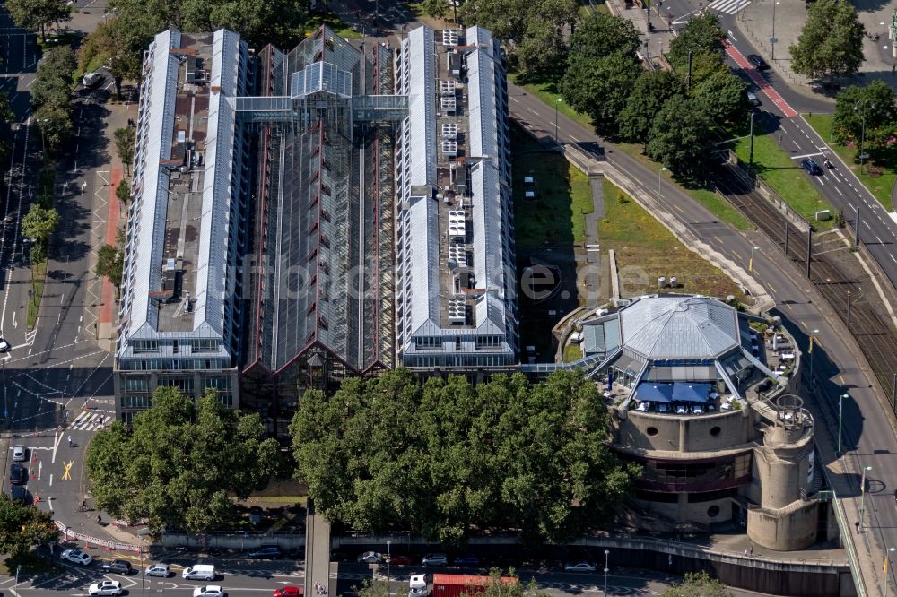 Luftaufnahme Köln - Gebäudekomplex der Hotelanlage Maritim in Köln im Bundesland Nordrhein-Westfalen, Deutschland