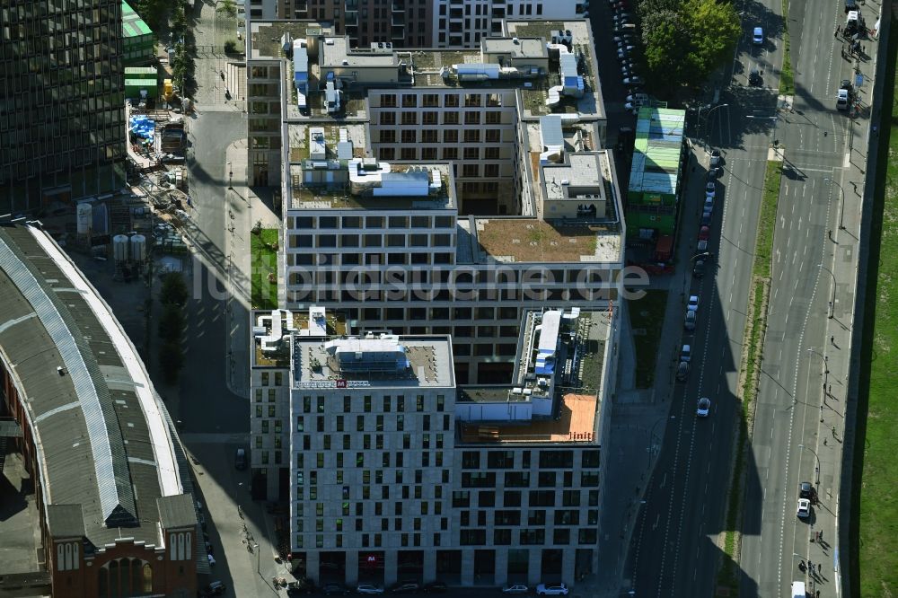 Luftbild Berlin - Gebäudekomplex der Hotelanlage MEININGER Hotel Berlin East Side Gallery und das Spreeoffice im Ortsteil Friedrichshain in Berlin, Deutschland