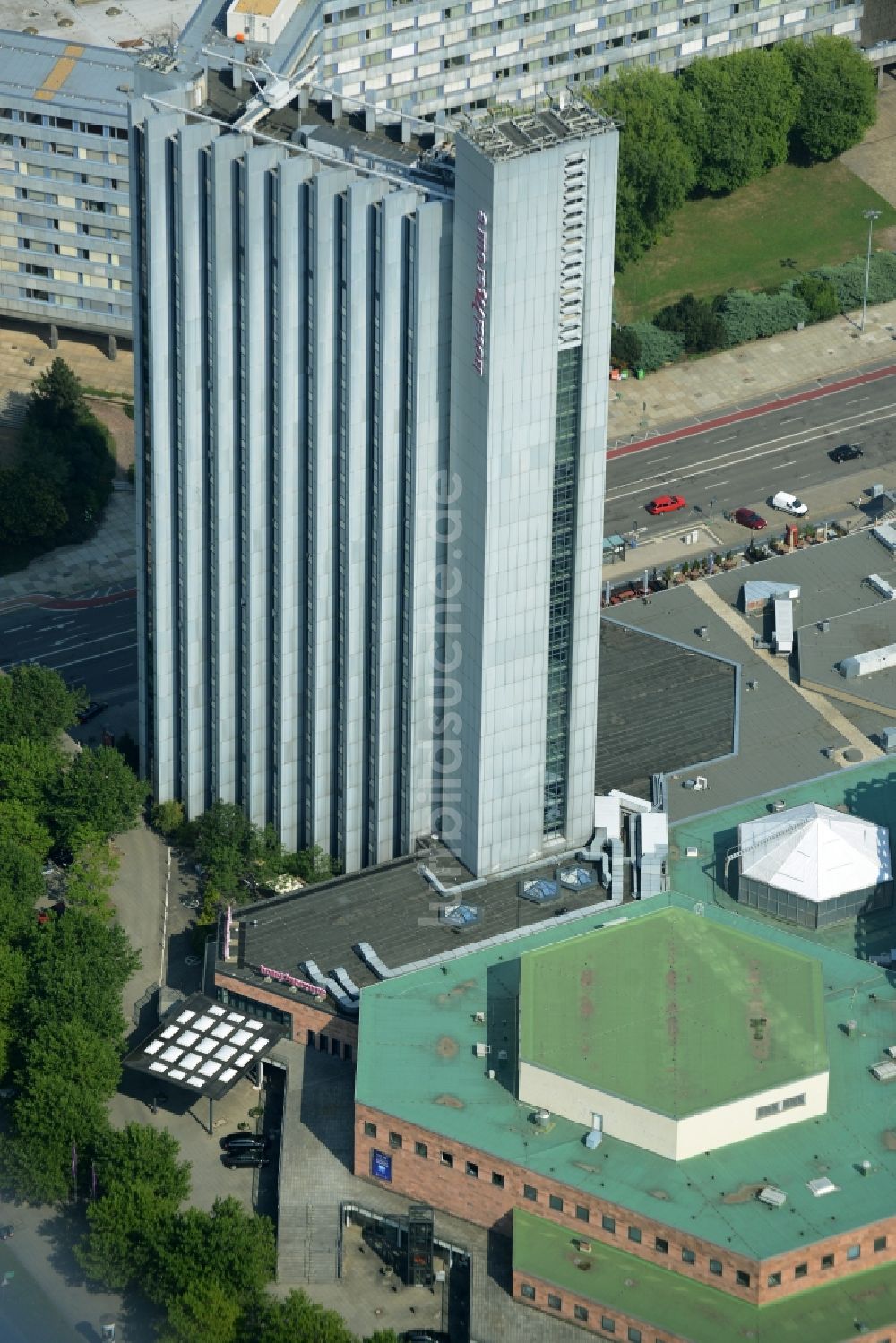 Chemnitz von oben - Gebäudekomplex der Hotelanlage Mercure Hotel Kongress Chemnitz in Chemnitz im Bundesland Sachsen