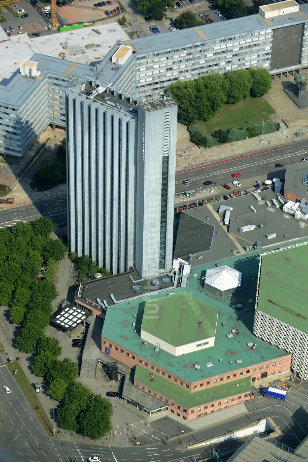 Chemnitz aus der Vogelperspektive: Gebäudekomplex der Hotelanlage Mercure Hotel Kongress Chemnitz in Chemnitz im Bundesland Sachsen