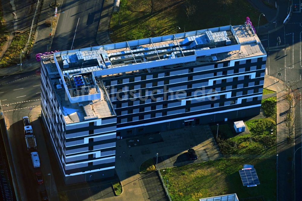 Luftbild Berlin - Gebäudekomplex der Hotelanlage des Moxy Berlin Ostbahnhof in der Andreasstraße im Ortsteil Friedrichshain-Kreuzberg in Berlin, Deutschland