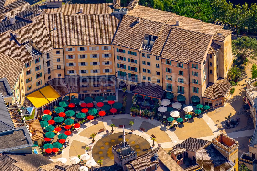 Luftaufnahme Rust - Gebäudekomplex der Hotelanlage Resort Colosseo und Bell Rock im Europa-Park in Rust im Bundesland Baden-Württemberg, Deutschland