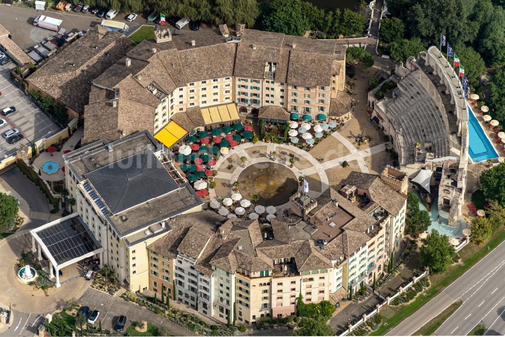 Rust aus der Vogelperspektive: Gebäudekomplex der Hotelanlage Resort colosseo Europa-Park in Rust im Bundesland Baden-Württemberg, Deutschland