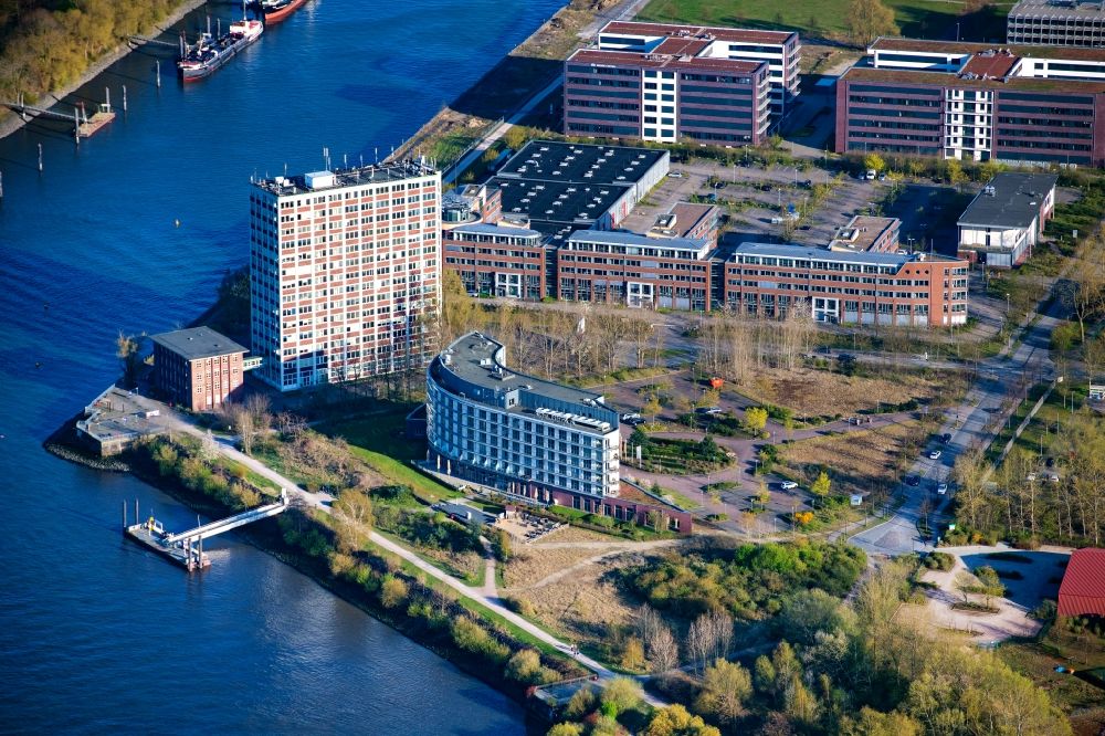 Hamburg von oben - Gebäudekomplex der Hotelanlage The Rilano im Ortsteil Finkenwerder in Hamburg, Deutschland