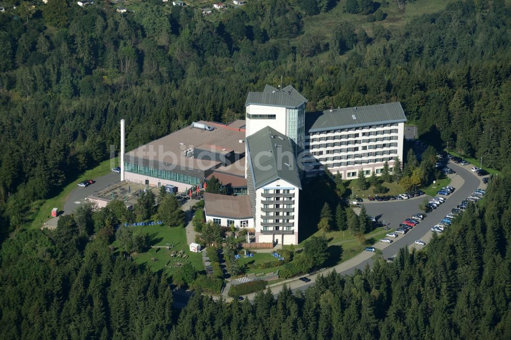 Suhl aus der Vogelperspektive: Gebäudekomplex der Hotelanlage Ringberg Hotel auf der Bergkuppe des Ringberges in Suhl im Bundesland Thüringen