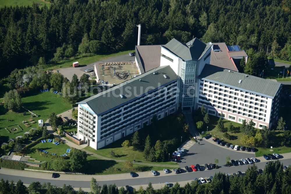 Suhl von oben - Gebäudekomplex der Hotelanlage Ringberg Hotel auf der Bergkuppe des Ringberges in Suhl im Bundesland Thüringen
