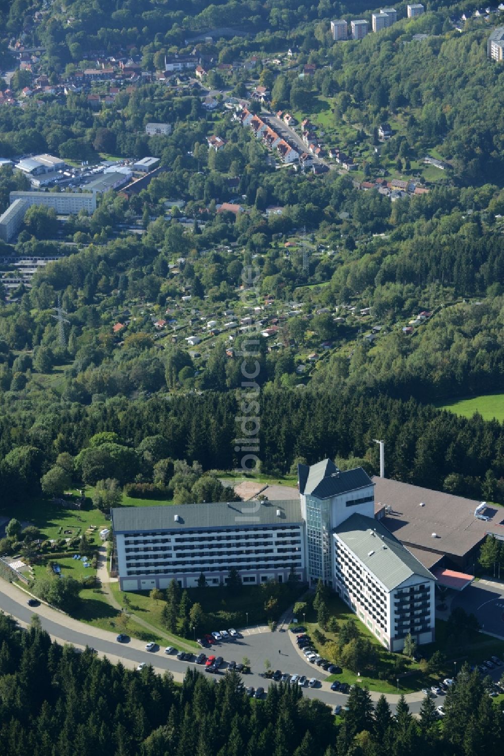Luftaufnahme Suhl - Gebäudekomplex der Hotelanlage Ringberg Hotel auf der Bergkuppe des Ringberges in Suhl im Bundesland Thüringen