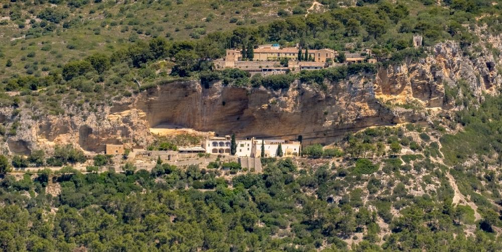 Algaida aus der Vogelperspektive: Gebäudekomplex der Hotelanlage Santuari de Gracia in Algaida in Balearische Insel Mallorca, Spanien