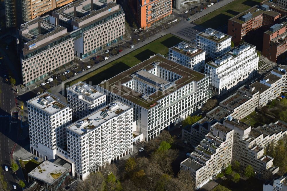 Luftbild Berlin - Gebäudekomplex der Hotelanlage Scandic Berlin Potsdamer Platz im Ortsteil Mitte in Berlin, Deutschland