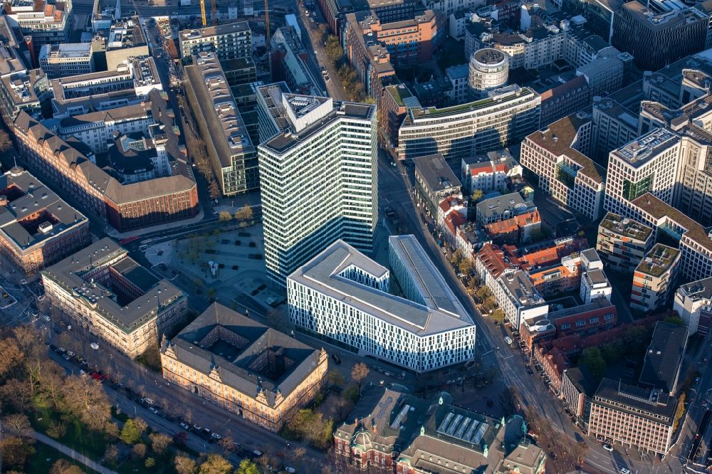 Hamburg aus der Vogelperspektive: Gebäudekomplex der Hotelanlage Scandic Emporio im Ortsteil Neustadt in Hamburg, Deutschland