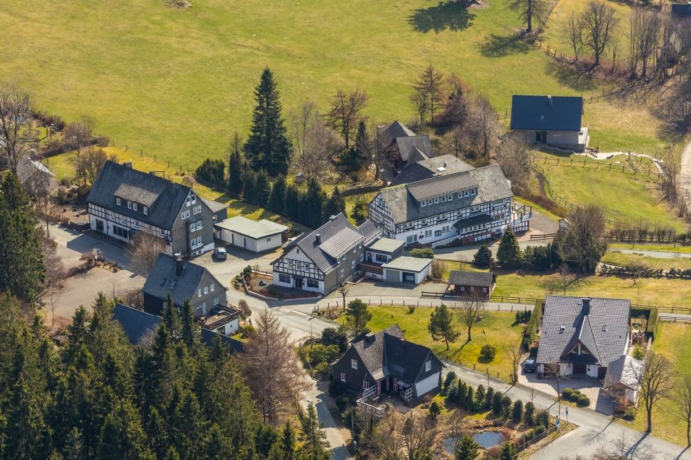 Luftaufnahme Schmallenberg - Gebäudekomplex der Hotelanlage Schanzer Landschafts-Gasthaus Bräutigam-Hanses in Schmallenberg im Bundesland Nordrhein-Westfalen, Deutschland