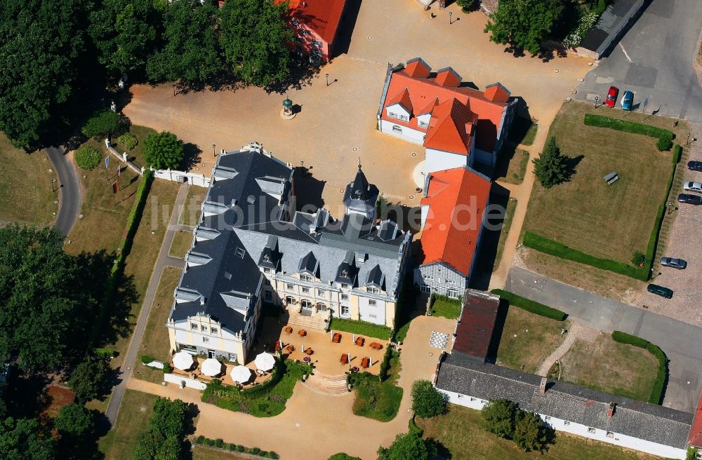 Liebenberg aus der Vogelperspektive: Gebäudekomplex der Hotelanlage Schloss & Gut Liebenberg in Liebenberg im Bundesland Brandenburg, Deutschland