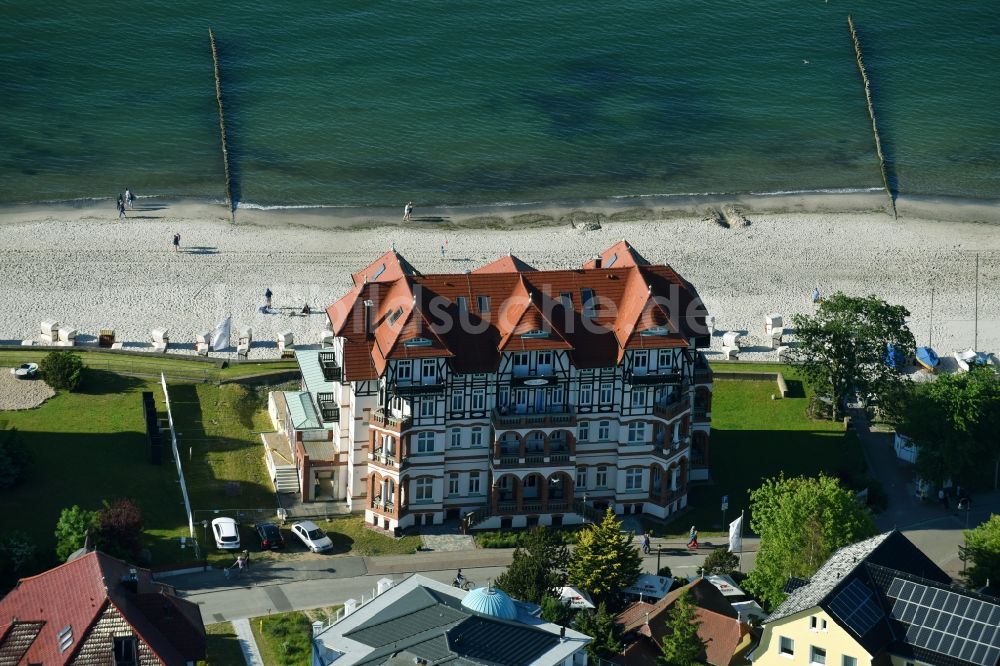 Luftaufnahme Kühlungsborn - Gebäudekomplex der Hotelanlage Schloß am Meer in Kühlungsborn im Bundesland Mecklenburg-Vorpommern, Deutschland