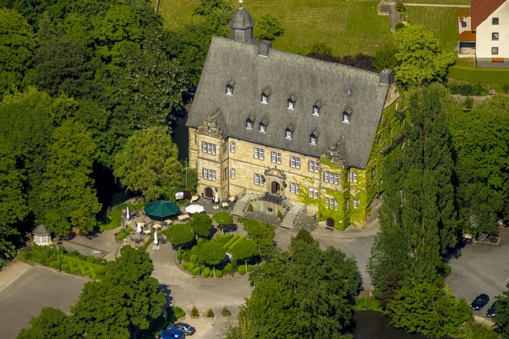 Erwitte von oben - Gebäudekomplex der Hotelanlage Schlosshotel Erwitte in Erwitte im Bundesland Nordrhein-Westfalen