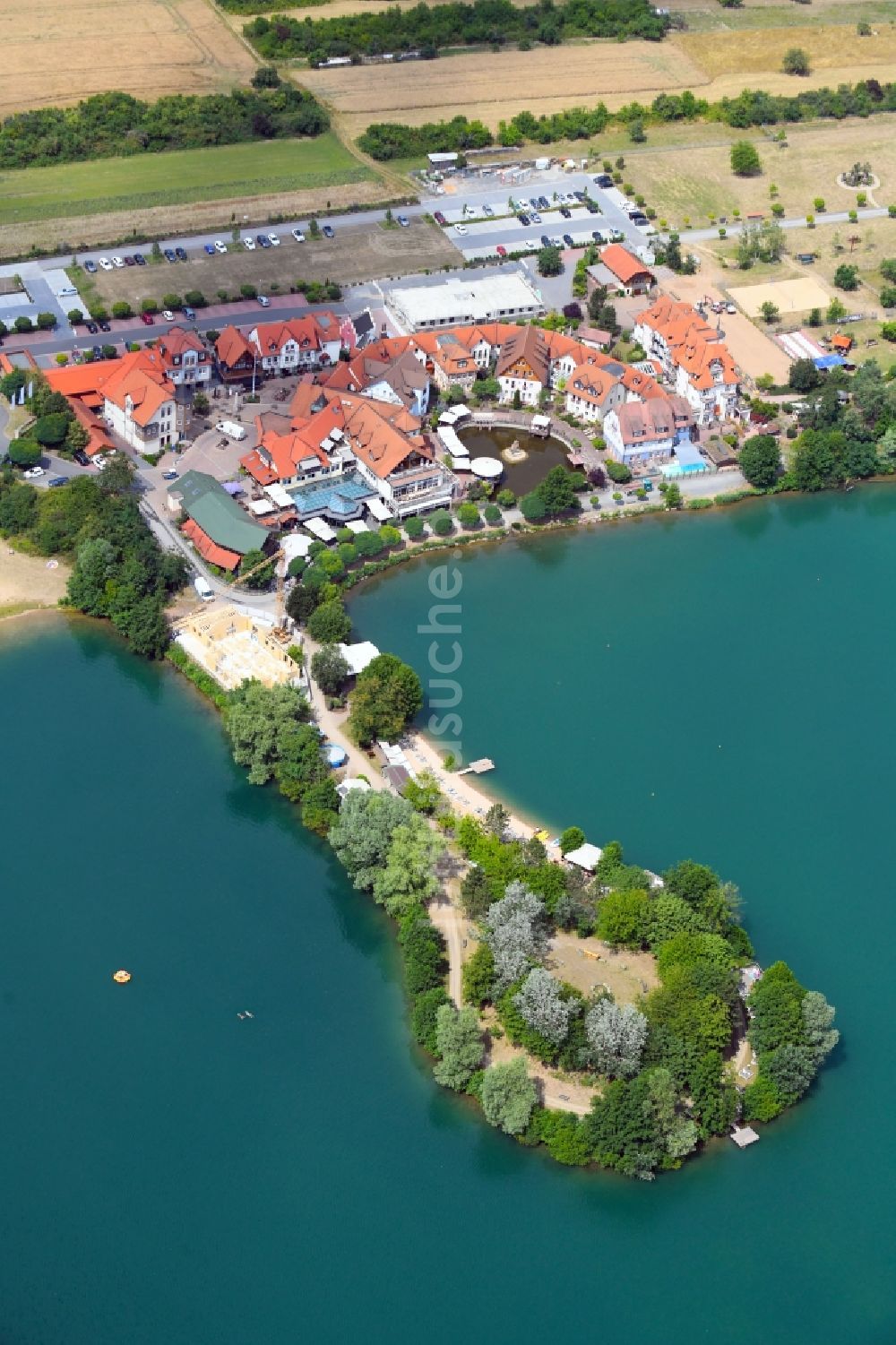 Luftaufnahme Niedernberg - Gebäudekomplex der Hotelanlage Seehotel am Badesee in Niedernberg im Bundesland Bayern, Deutschland