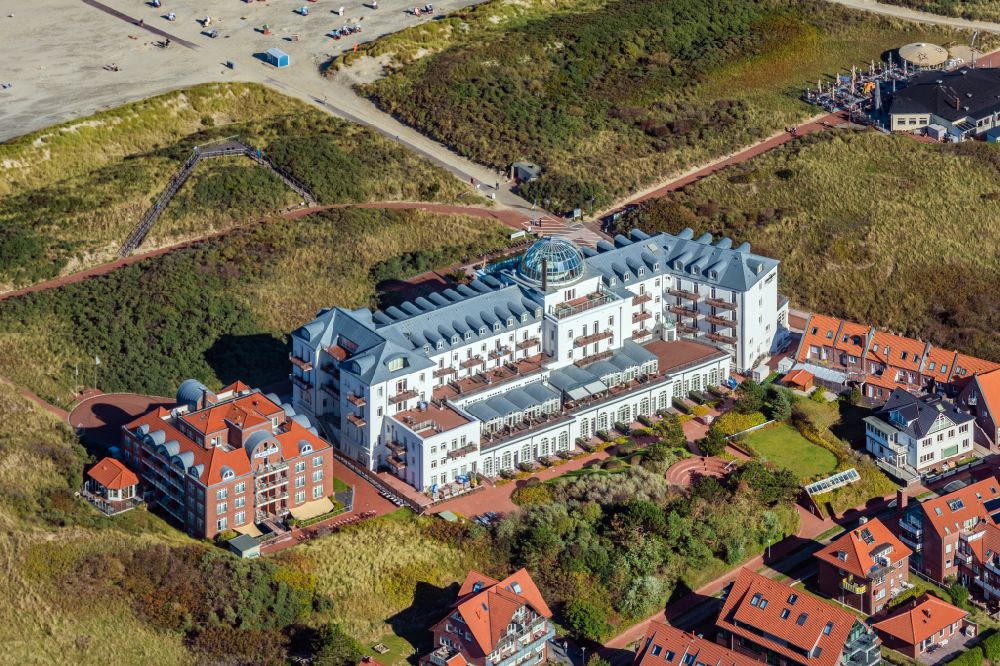 Luftaufnahme Juist - Gebäudekomplex der Hotelanlage Strandhotel Kurhaus Juist in Juist im Bundesland Niedersachsen, Deutschland