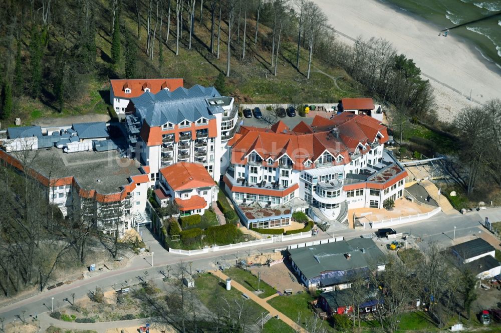 Kölpinsee aus der Vogelperspektive: Gebäudekomplex der Hotelanlage Strandhotel Seerose in Kölpinsee im Bundesland Mecklenburg-Vorpommern, Deutschland