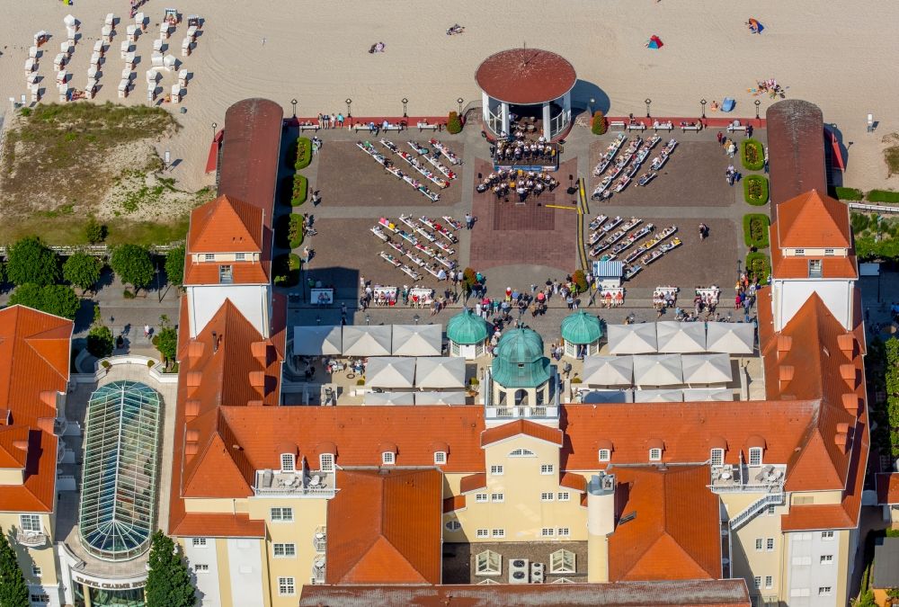 Luftbild Binz - Gebäudekomplex der Hotelanlage Travel Charme Kurhaus Binz an der Strandpromenade in Binz im Bundesland Mecklenburg-Vorpommern
