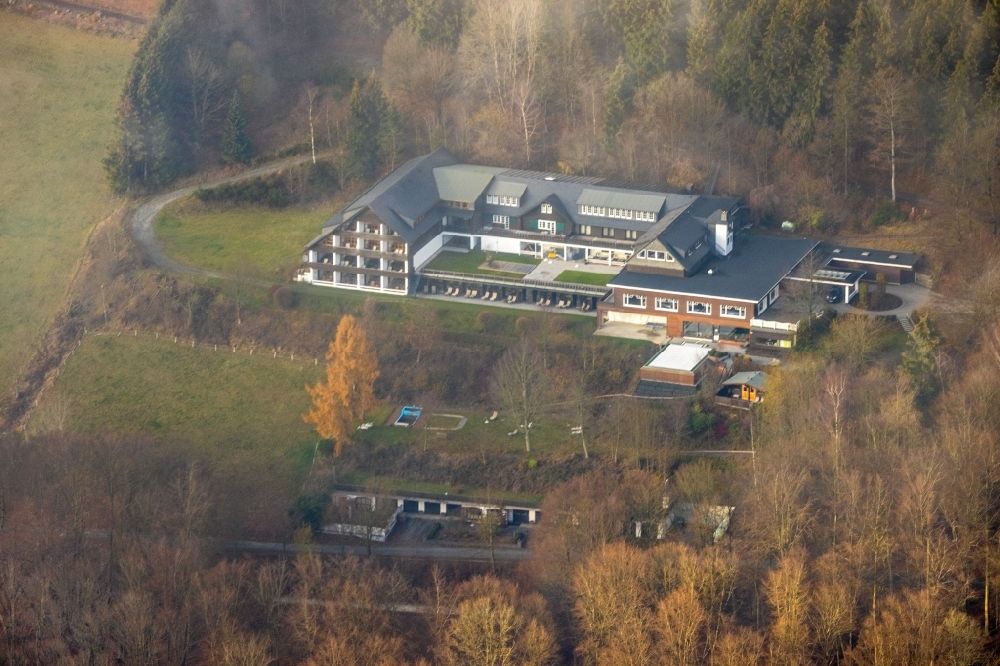 Schmallenberg aus der Vogelperspektive: Gebäudekomplex der Hotelanlage Waldhaus Ohlenbach in Schmallenberg im Bundesland Nordrhein-Westfalen, Deutschland