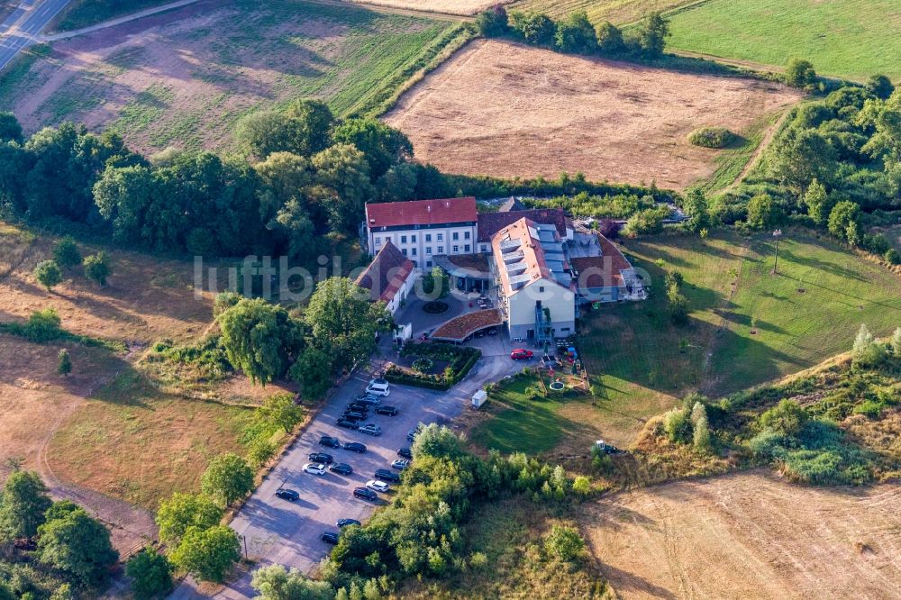 Luftaufnahme Zeiskam - Gebäudekomplex der Hotelanlage Zeiskamer Mühle in Zeiskam im Bundesland Rheinland-Pfalz, Deutschland
