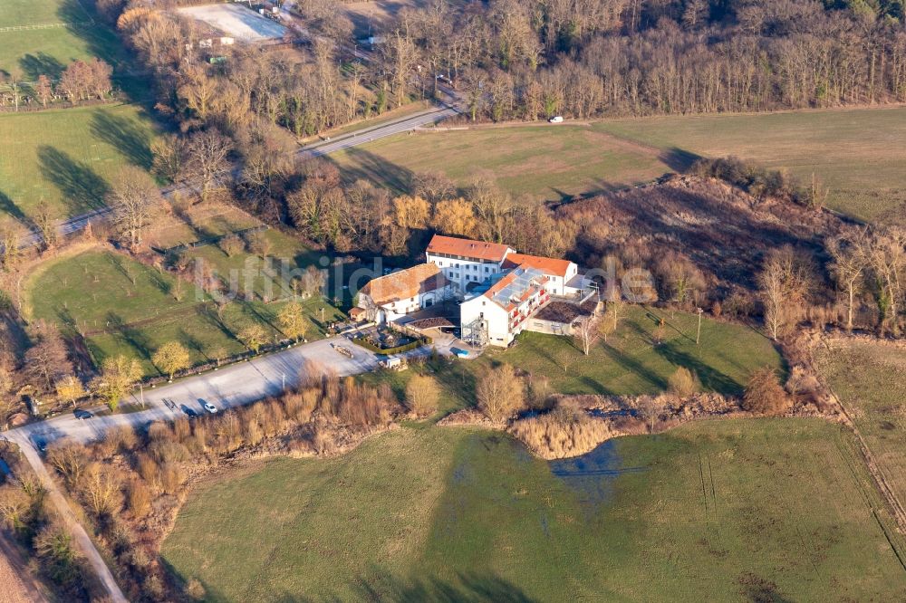 Zeiskam von oben - Gebäudekomplex der Hotelanlage Zeiskamer Mühle in Zeiskam im Bundesland Rheinland-Pfalz, Deutschland