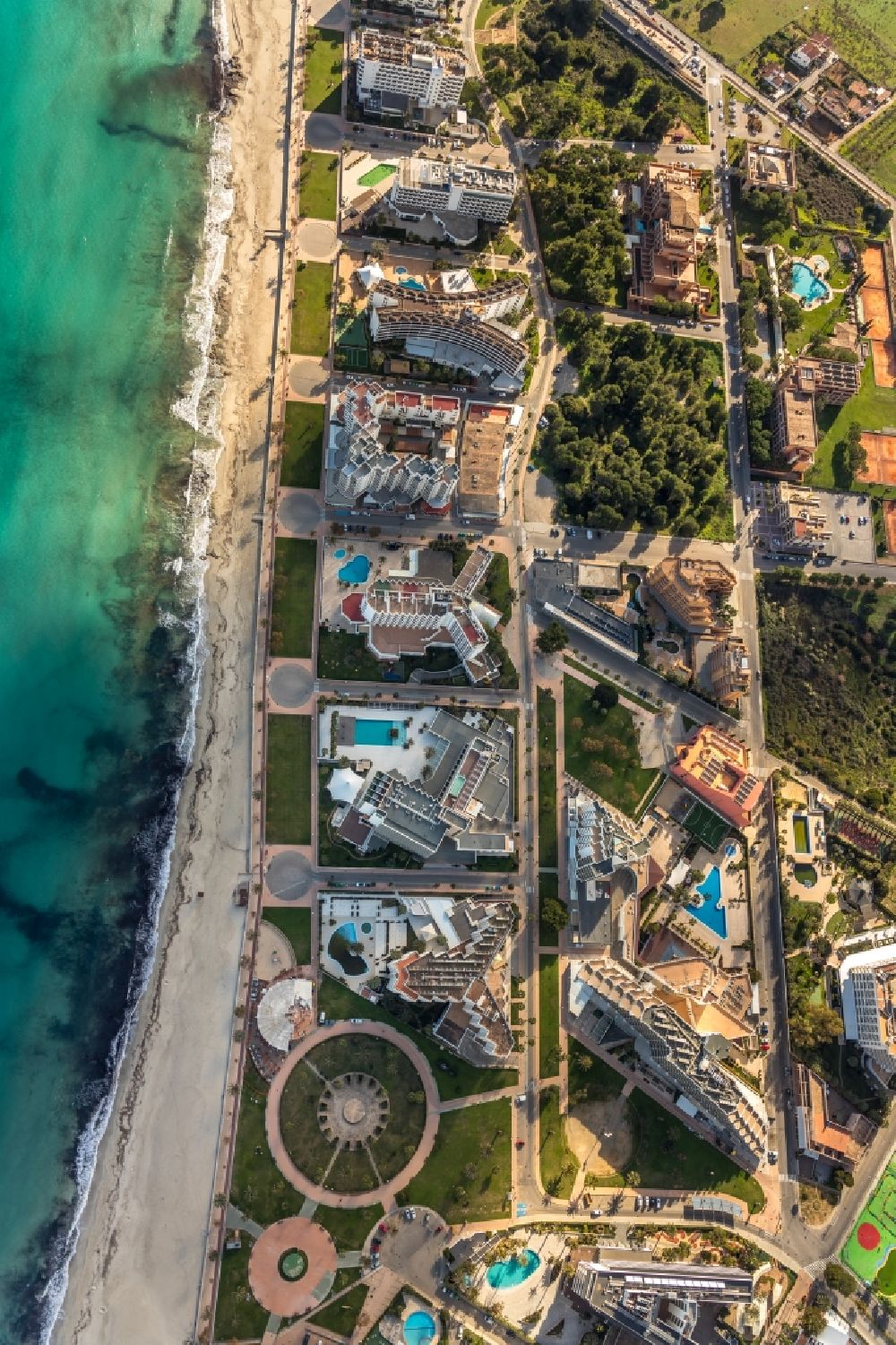 Luftaufnahme Son Servera - Gebäudekomplex der Hotelanlagen in Son Servera in Balearische Insel Mallorca, Spanien