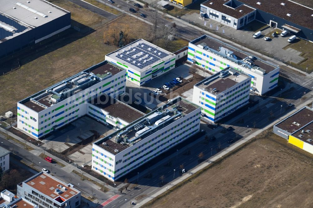 Berlin aus der Vogelperspektive: Gebäudekomplex des ifp Institut für Produktqualität GmbH in Berlin