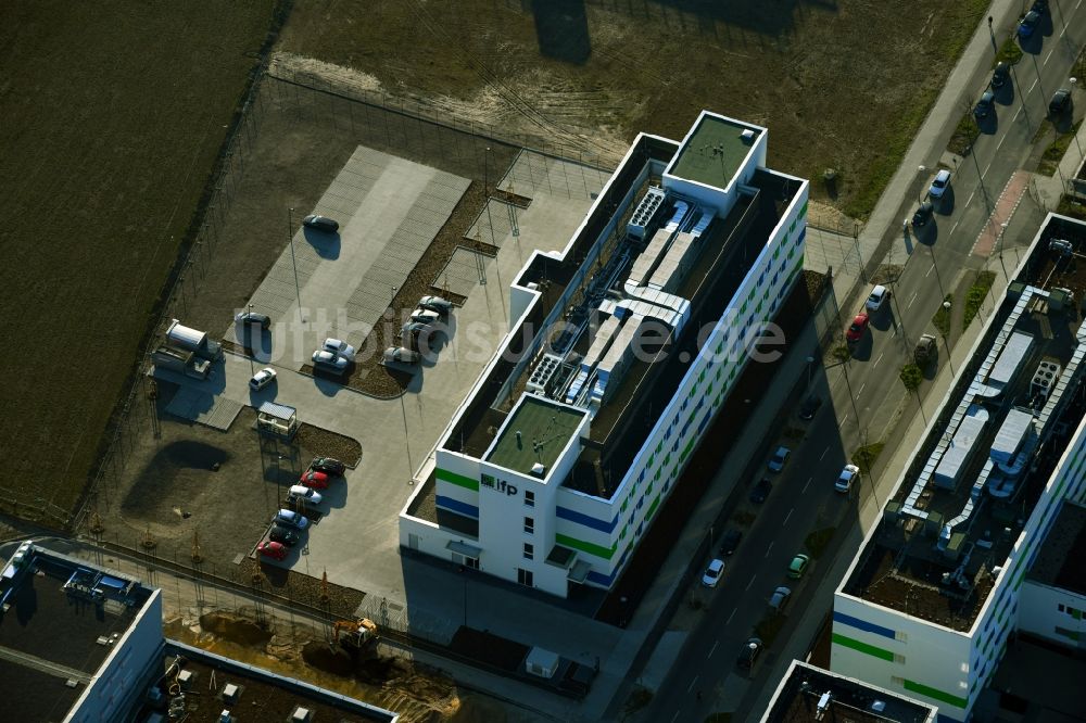 Berlin von oben - Gebäudekomplex des ifp Institut für Produktqualität GmbH in Berlin