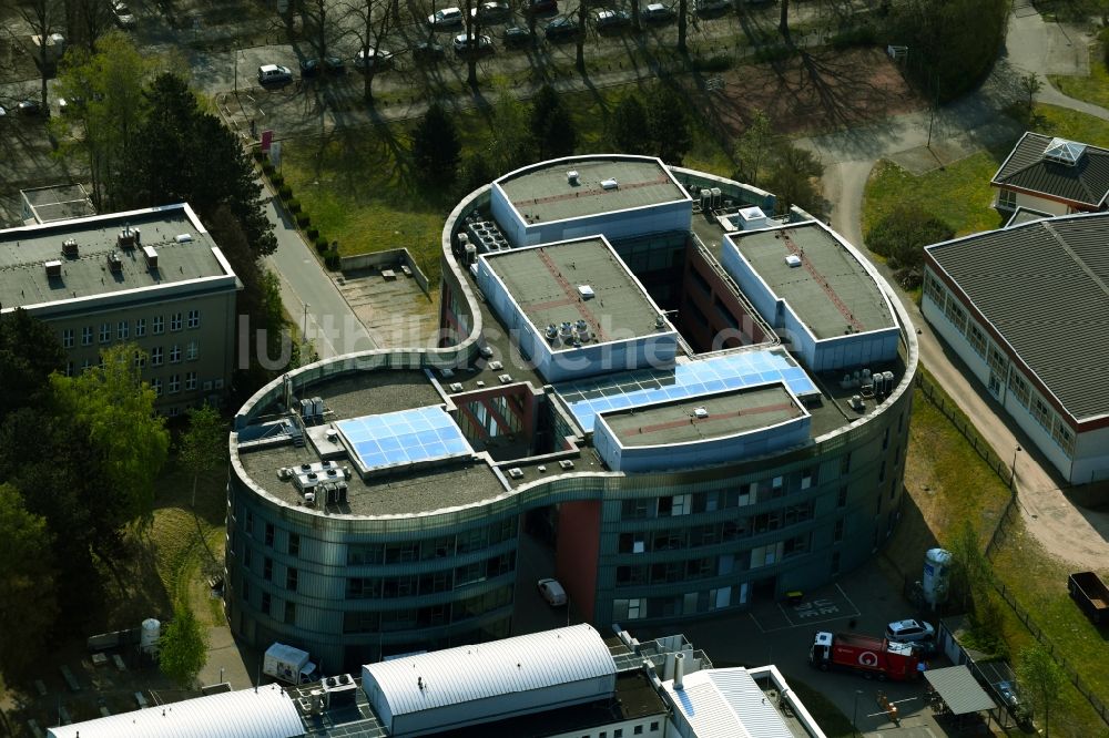 Luftaufnahme Rostock - Gebäudekomplex des Institut Biomedizinisches Forschungszentrum in Rostock im Bundesland Mecklenburg-Vorpommern, Deutschland