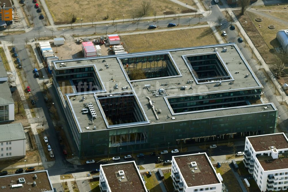 Luftaufnahme Berlin - Gebäudekomplex des Institut HUB Institut für Physik der HUB an der Newtonstraße im Ortsteil Adlershof in Berlin, Deutschland
